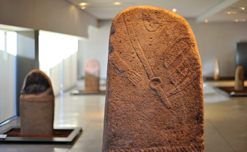 La salle des statues-menhirs au musée Fenaille à Rodez